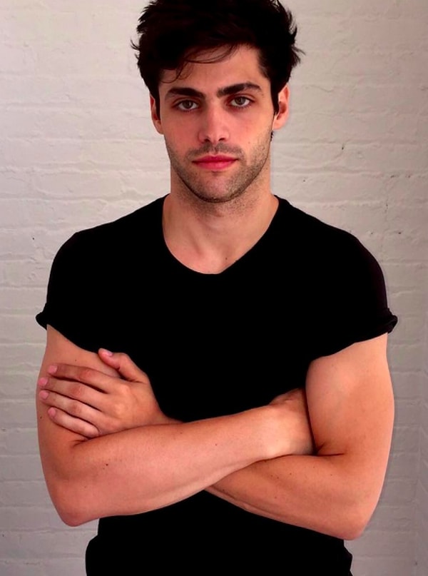 2. Скрещивает руки на груди