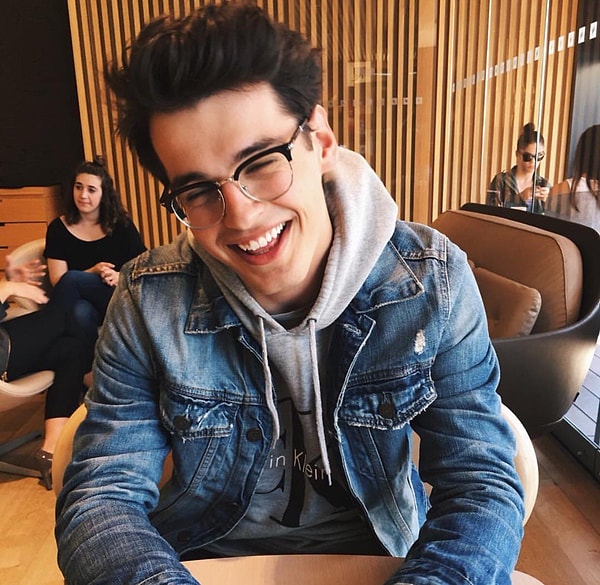 4. Улыбается или смеется, когда вы задаете ему серьезный вопрос