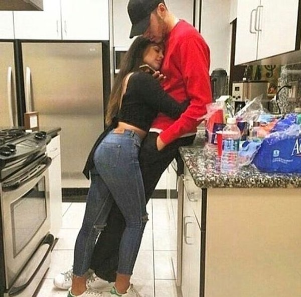 8. Засовывает руки в карманы во время беседы