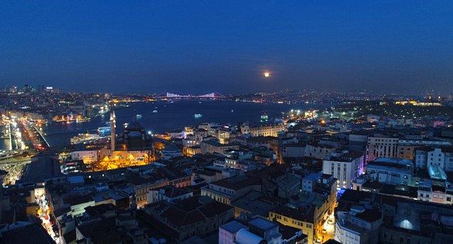 Havanın kararmasıyla birlikte Kanlı Ay saat 18.34 İstanbul'da gözlendi.