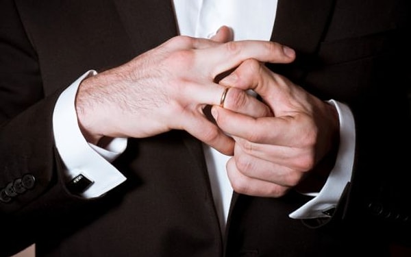 4. А когда кольца не снимаются, ты ненавидишь всех и вся!