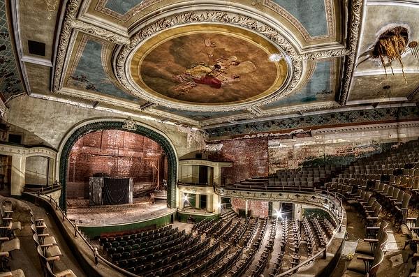Orpheum Tiyatrosu, Titanik'in battığı tarihte yani 15 Nisan 1912'de açıldı.