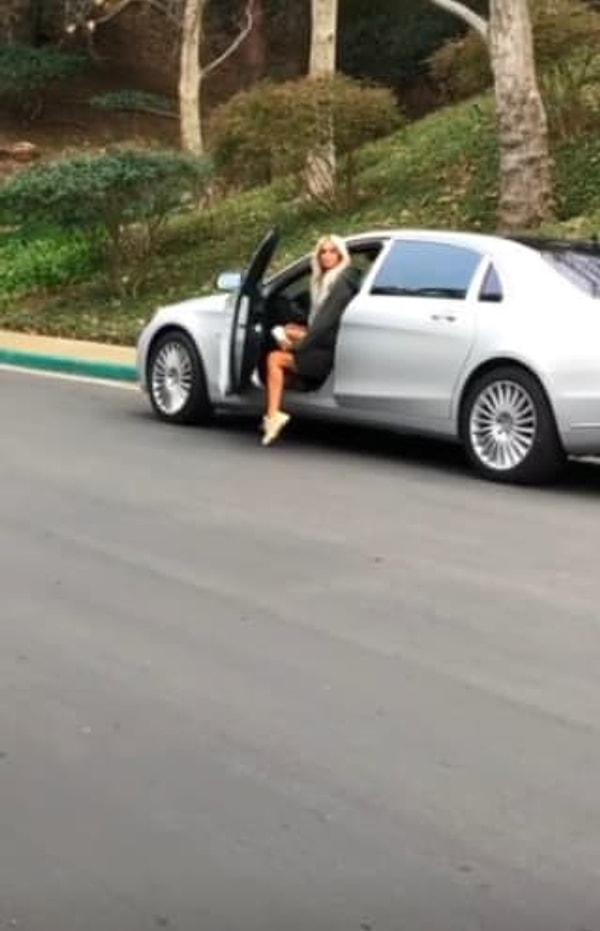 13. Пэрис наняли в качестве модели для лукбука коллекции и сделали из нее клон Ким. Но на этом Канье не остановился...