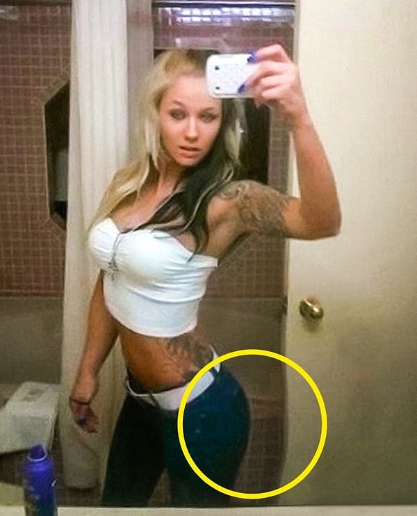 14. Вот это попа! Даже дверь ванной смогла изогнуть