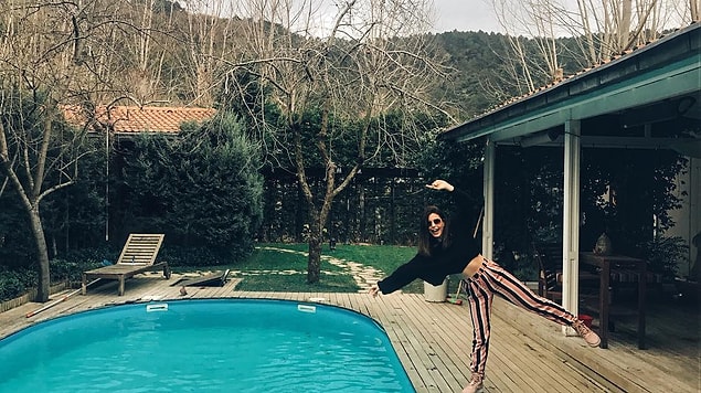 16. Peki ya Simge Sağın? Siyah kazağı ve altındaki çizgili pantolonu ile nasıl görünüyor dersiniz?