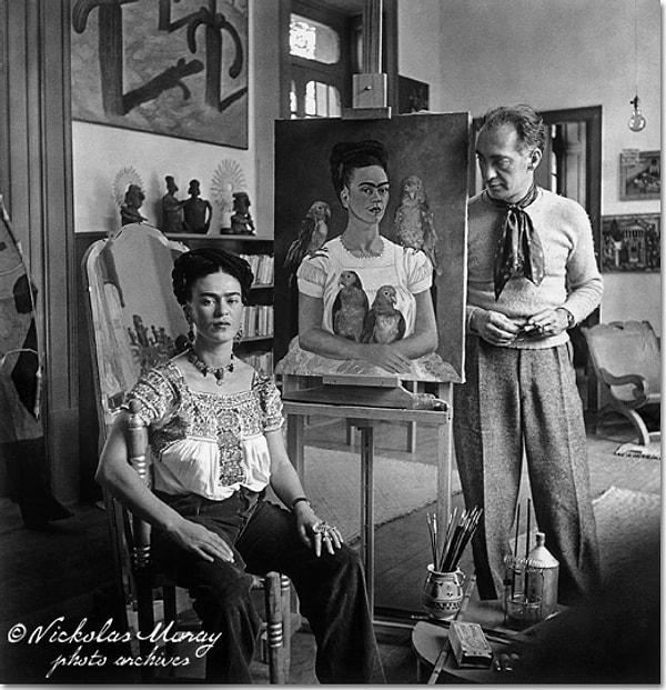 1931'de arkadaşını görmek üzere gittiği Meksika'da Frida'yla tanıştı ve adeta kara sevdaya tutuldu.