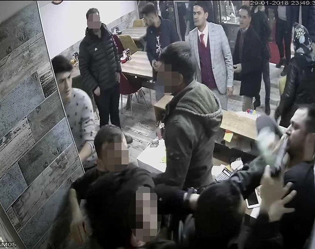 Daha sonra kasaya yönelen polisler dükkan sahibine ve diğer çalışanlara saldırmaya başladı. Polislerden biri silahını çıkararak dükkan sahibinin başına dayadı...