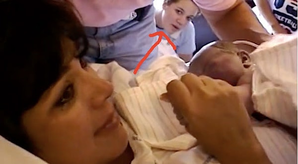 1. Во-первых, оказывается, Хлои Кардашян была рядом, когда Кайли появилась на свет