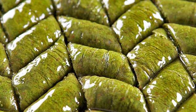 Özellikle tatlılarda kullanılan Antep fıstığı yerine bezelye ve yeşile boyanmış yer fıstığı kullanılıyor 😲