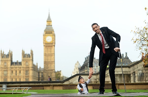 В 2014 году Султан Кёсен встретился в Лондоне с Чандра Бахадур Данги, самым маленьким мужчиной, живущим в мире на тот момент 👇👇