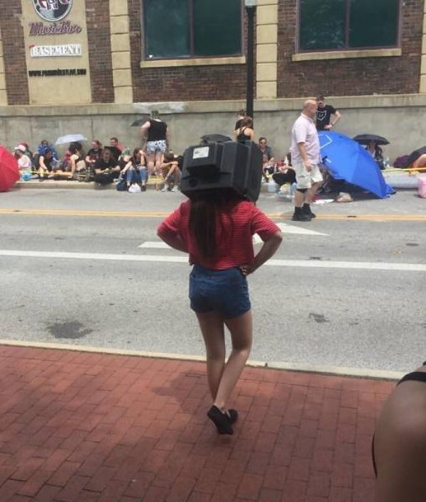 20. Вот так эта девушка решила показать место телевизора в нашей жизни 👏