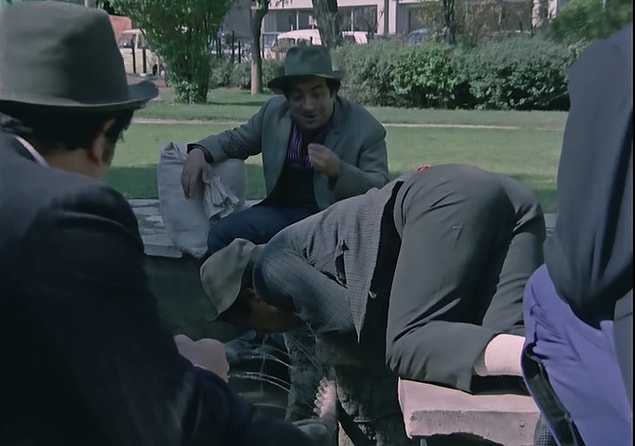 12. Altınları bozdurmadıkları için parasız kalarak her gün suyla karnını doyuran kardeşlerin mekanı ise Güvenpark. Hatta suyu da, parkın havuzundan içiyorlar.
