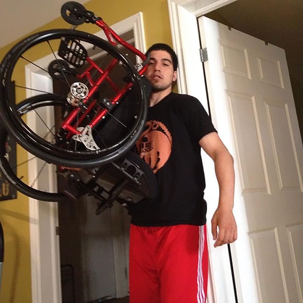 1. "Несколько лет назад врачи сказали мне, что я больше не смогу поднять ничего выше своих плеч. И вот теперь я сделал это фото, чтобы доказать им обратное!"