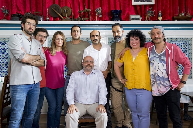 Gelelim filmin konusuna... Mermer ailesi karşınızda. Haydarpaşa Garı'nda işlettikleri esnaf lokantasında hep beraber çalışan bir aile.