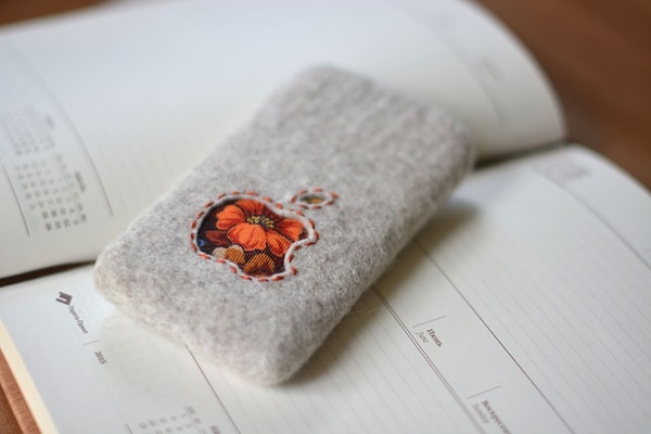 8. Войлочный чехол на айфон