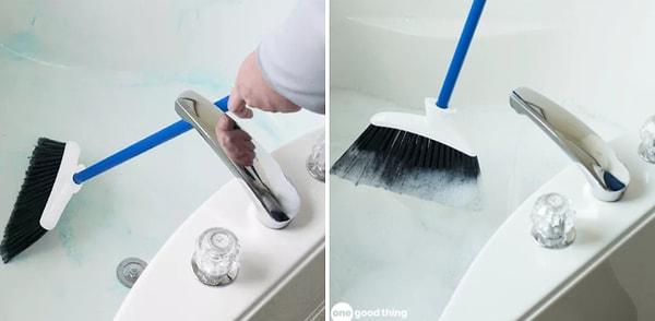 16. Küvet ve duş kabinini temizlemek için yeni bir fırça ve biraz da bulaşık deterjanı kullanın.