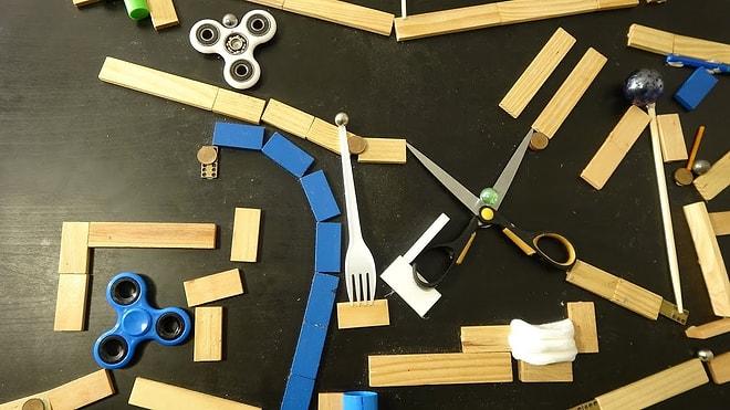Sıradan Eşyalarla Yapılan Muhteşem Rube Goldberg Makinesi