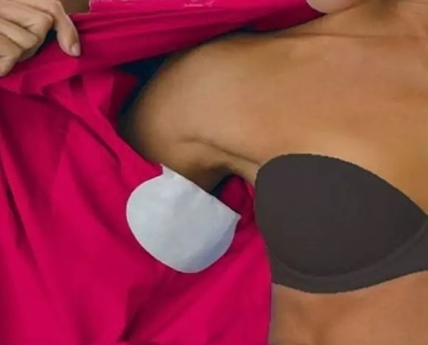 7. Много потеете и уже замучились отстирывать пятна от пота? Тогда наклейте ежедневную прокладку как показано на фото. Звучит бредово, но это действительно работает