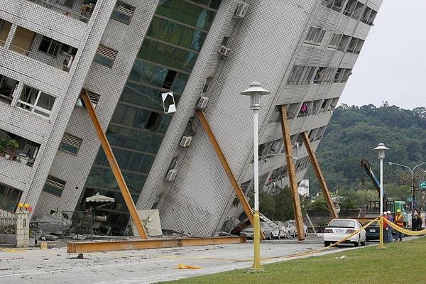 8. Büyük deprem sonrası bölge 100'den fazla artçı deprem ile sarsıldı.