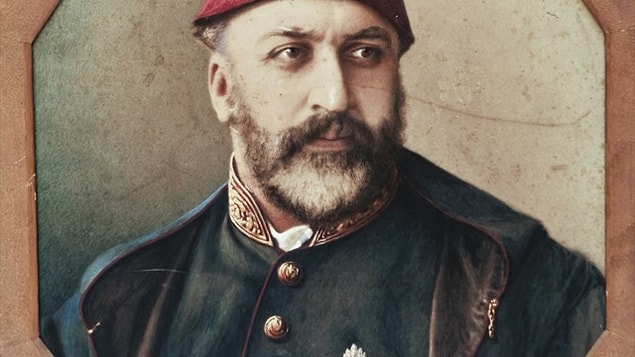 Sultan Abdülaziz devrinde oğlu Yusuf İzzeddin Efendi özenle padişahlığa hazırlanmaktaydı. Çerkes Hasan da hem Şehzade Yusuf Efendi'nin yaveriydi hem de padişahın kayın biraderiydi.