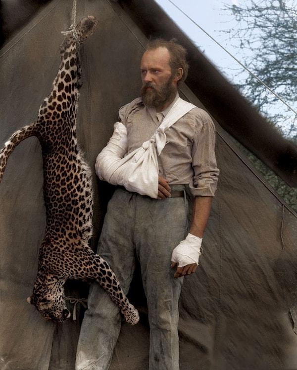 3. Kendisine saldırınca çıplak elleriyle öldürmek zorunda kaldığı leopara bakan biyolog Carl Akeley, 1896.