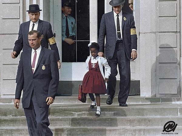 4. ABD'de tamamıyla beyazların öğrenim gördüğü bir okula kaydolan ilk siyah öğrenci ve onu koruyan kasaba şerifleri, 1960