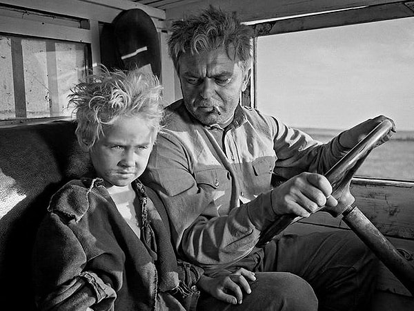 3. Этот фильм - экранизация одноимённого рассказа Михаила Шолохова. Он повествует о простом шофёре, которому после начала Великой Отечественной войны приходится расстаться с семьёй, а затем пережить попадание в концлагерь.