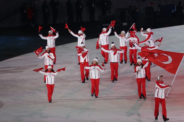 Türk sporcular da BTS'in DNA şarkısı eşliğinde yürüyüşünü tamamladı.