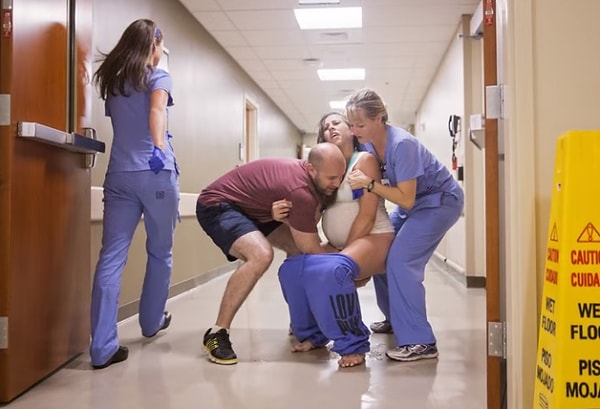 Затем и ее муж, увидев головку, понял, что женщина была абсолютно права: ребенок был готов появиться на свет!