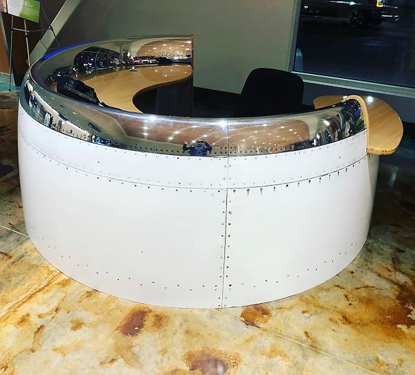 4. Стол, сделанный из турбины самолета