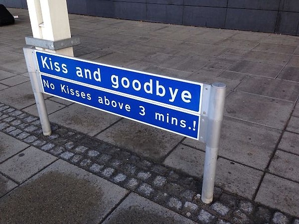 20. Знак у входа в аэропорт: "Поцелуйтесь и прощайтесь. Не целуйтесь больше двух минут"
