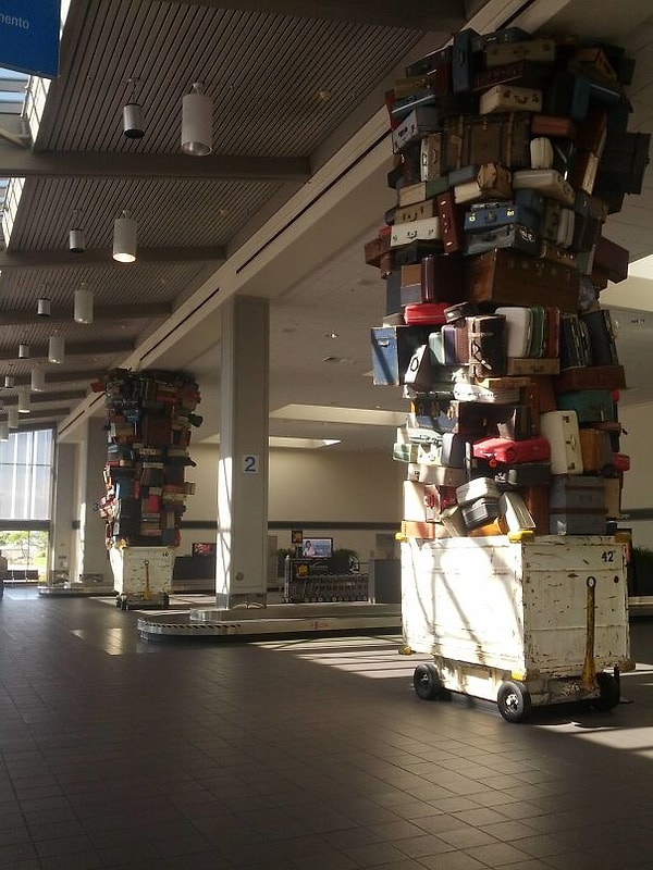 33. Колонны в зале выдачи багажа, Сакраменто, США