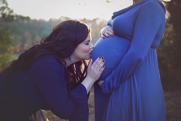 Она чувствует себя умиротворённой и счастливой, потому что приняла участие в этом приключении.