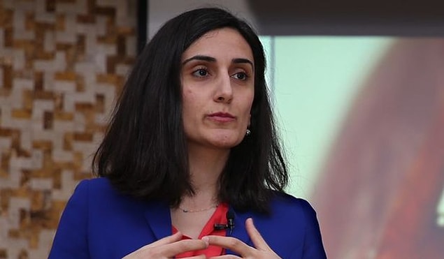 Konuşmasında, “Alan farketmeksizin, bilim yapmak devrimdir” diyen Dağdeviren, konuşmasını Atatürk’ün “Yurtta sulh, cihanda sulh” sözüyle bitirdi.