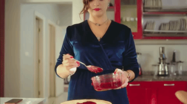 Planlarını hayata geçirmeye hazırlanırken tercih ettiği kıyafetleri de cheesecakeleri kadar özenli. Genellikle tek renk ve abartısız elbiseleri tercih ediyor.
