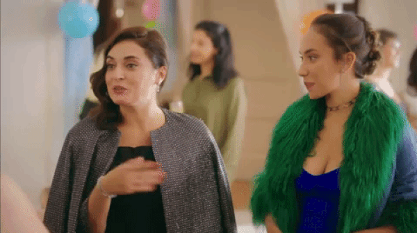Düz ve yine tek renk kıyafetlerini tamamladığı allı pullu ceketleri ise Merve'nin stilinin olmazsa olmazları!