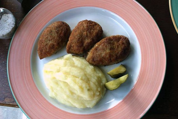 14. А вот котлеты с пюрешкой всегда заходили на "ура" :)