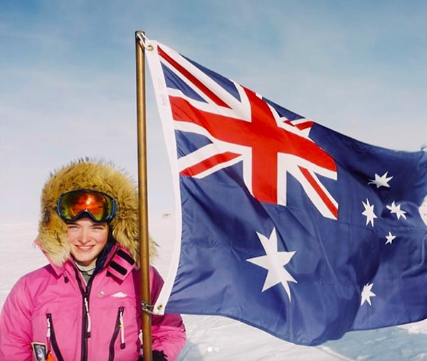 Когда девушка добралась до Южного полюса, она сделала фото с тарелкой в руке. «Я сделала ваш сэндвич (как вам нравится, с колбасой и сыром). Если вы сможете, приезжайте на Южный полюс и съешьте его», - написала она в Инстаграм 🥪