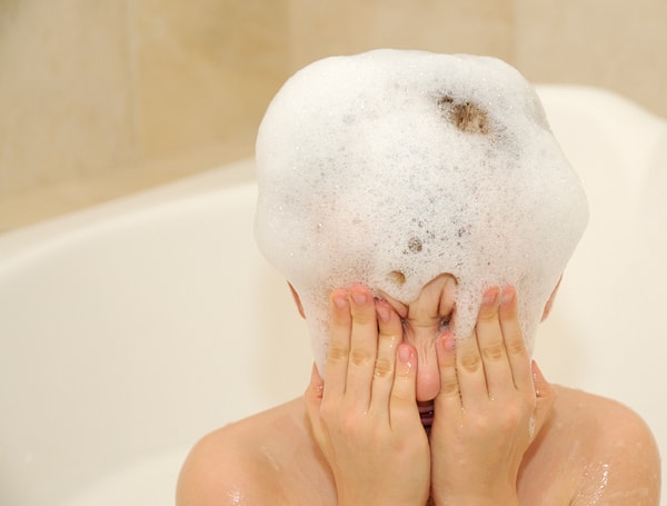 2. Каждый раз убеждаетесь, что как сильно ни зажмуривай глаза, все равно в них попадет шампунь