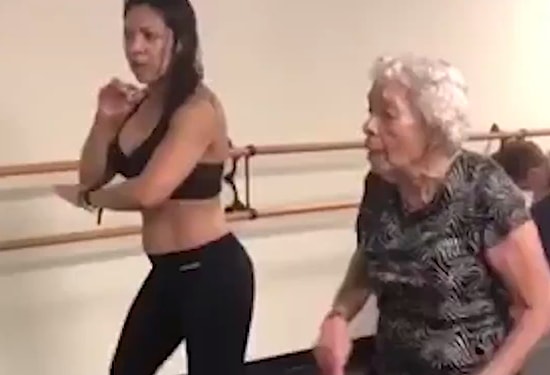 Yaşın Sadece Bir Sayıdan İbaret Olduğunu Kanıtlayan Kadından Zumba Şovu