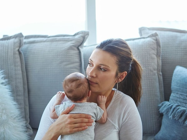 6. Молодым женщинам есть о чем беспокоиться и помимо появления на свет ребенка, в то время как зрелые мамы могут полностью окунуться в радости материнства, находясь при этом в спокойном расположении духа.