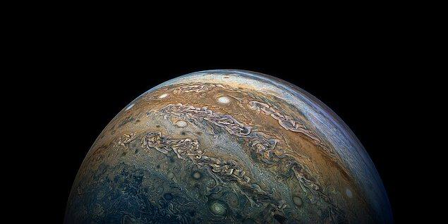 7. Hangisi Gallileo'nun keşfettiği Jüpiter uydularından biri değildir?