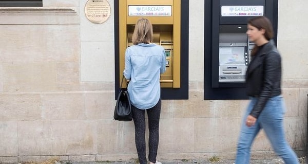 5. Первые банкоматы потерпели неудачу — ими пользовались только проститутки и игроки.