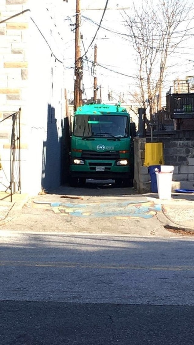 9. Çöp kamyonu ve dar sokak.