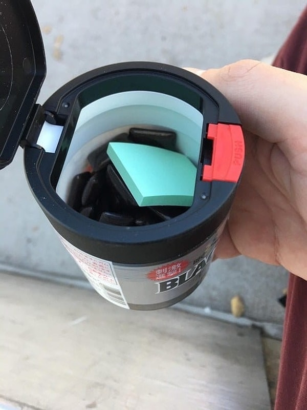 7. Благодаря специальной бумаге в баночке с жвачкой использованную жевательную резинку можно выбросить, предварительно завернув ее в листок бумаги.