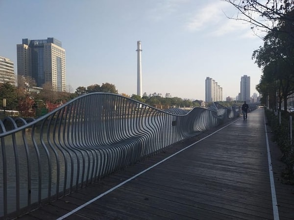 10. Эти балюстрады также выполняют функцию лавочек благодаря их форме.