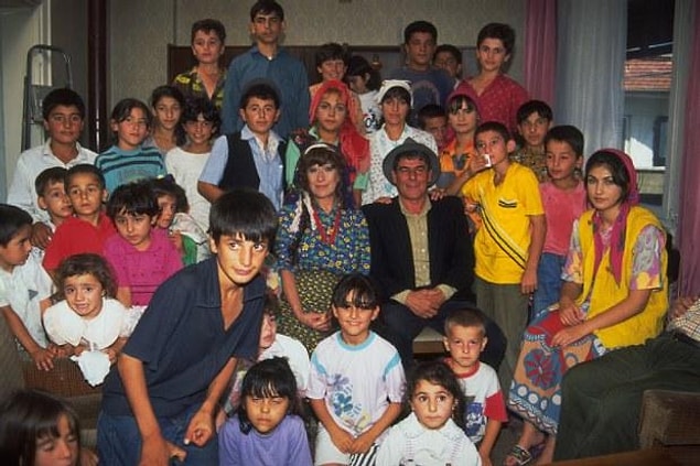 7. Kaygısızlar ailesi hep birlikte otobüse biner ve bol gürültülü bir yolculuk yapar... Şoför onlara dönüp bağırır: