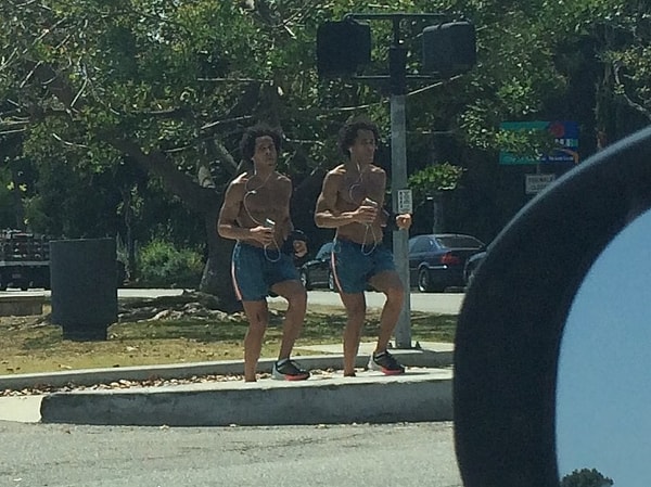 11. Эти парни даже ноги поставили одинаково! 😱