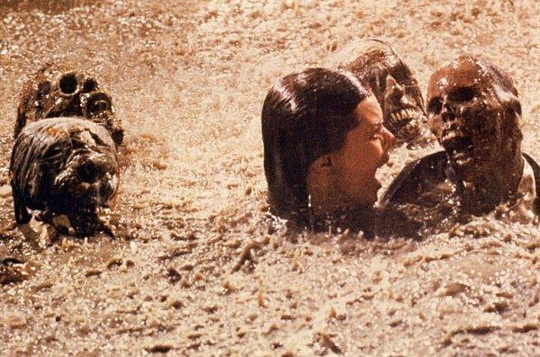 16. Poltergeist: Kötü Ruh filminde oyuncu Jobeth Williams, havuzda sahnedeki iskeletlerin gerçek olduğunu ancak çekimlerden sonra öğrendi.