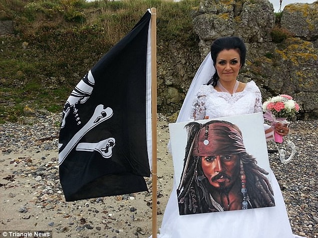 Amanda gerçek hayatta aradığı aşkı bulamayınca, ölümden sonraki hayatta şansını denemek istemiş.